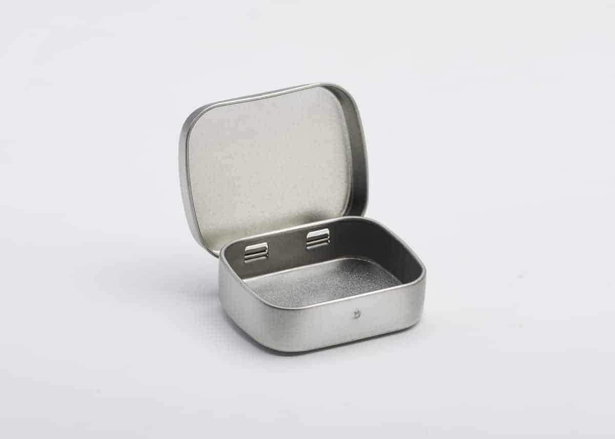48 x PL424 Plain Silver Pastille tin with hinged lid small